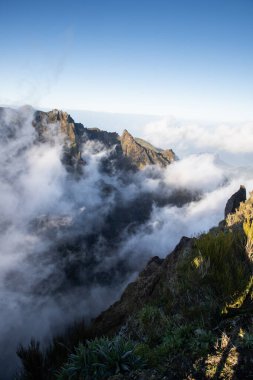 Portekiz 'in Madeira adasının en yüksek noktası olan Arieiro tepesi yakınlarındaki dağ ve kayaların manzarası