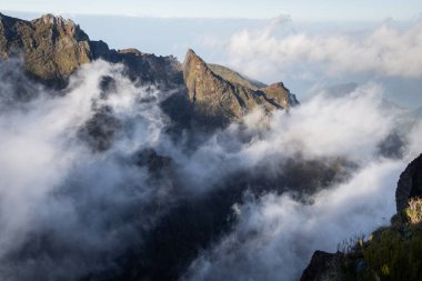 Portekiz 'in Madeira adasının en yüksek noktası olan Arieiro tepesi yakınlarındaki dağ ve kayaların manzarası