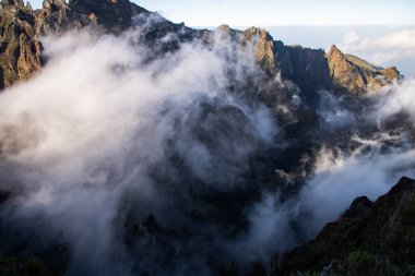 Portekiz 'in Madeira adasının en yüksek noktası olan Arieiro tepesi yakınlarındaki dağ ve kayaların manzarası