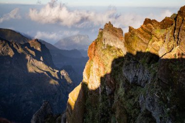 Portekiz 'in Madeira adasının en yüksek noktası olan Arieiro tepesi yakınlarındaki dağ ve kayaların manzarası