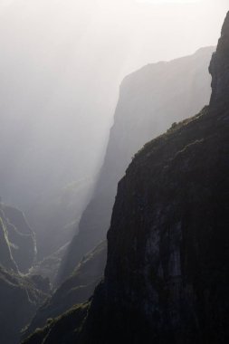 Portekiz 'in Madeira adasının en yüksek noktası olan Arieiro tepesi yakınlarındaki dağ ve kayaların manzarası