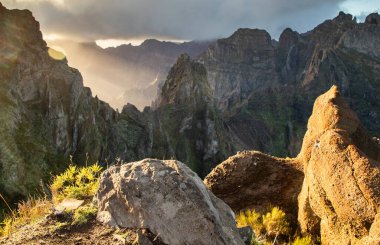 Portekiz 'in Madeira adasının en yüksek noktası olan Arieiro tepesi yakınlarındaki dağ ve kayaların manzarası