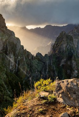 Portekiz 'in Madeira adasının en yüksek noktası olan Arieiro tepesi yakınlarındaki dağ ve kayaların manzarası