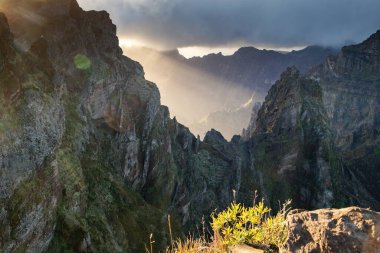 Portekiz 'in Madeira adasının en yüksek noktası olan Arieiro tepesi yakınlarındaki dağ ve kayaların manzarası