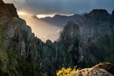 Portekiz 'in Madeira adasının en yüksek noktası olan Arieiro tepesi yakınlarındaki dağ ve kayaların manzarası