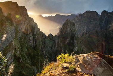 Portekiz 'in Madeira adasının en yüksek noktası olan Arieiro tepesi yakınlarındaki dağ ve kayaların manzarası