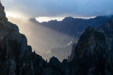 Portekiz 'in Madeira adasının en yüksek noktası olan Arieiro tepesi yakınlarındaki dağ ve kayaların manzarası
