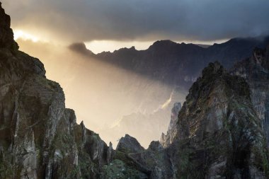 Portekiz 'in Madeira adasının en yüksek noktası olan Arieiro tepesi yakınlarındaki dağ ve kayaların manzarası