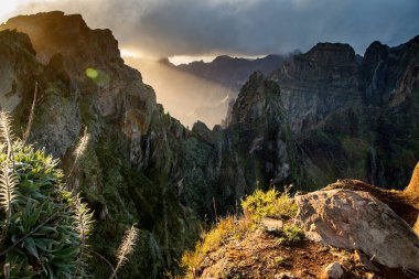 Portekiz 'in Madeira adasının en yüksek noktası olan Arieiro tepesi yakınlarındaki dağ ve kayaların manzarası