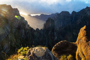 Portekiz 'in Madeira adasının en yüksek noktası olan Arieiro tepesi yakınlarındaki dağ ve kayaların manzarası