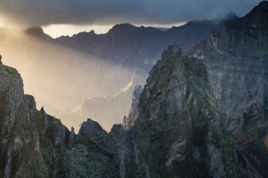 Portekiz 'in Madeira adasının en yüksek noktası olan Arieiro tepesi yakınlarındaki dağ ve kayaların manzarası