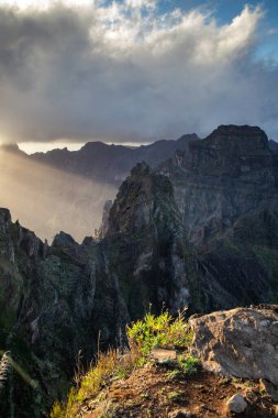 Portekiz 'in Madeira adasının en yüksek noktası olan Arieiro tepesi yakınlarındaki dağ ve kayaların manzarası