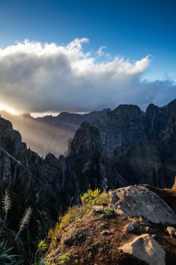 Portekiz 'in Madeira adasının en yüksek noktası olan Arieiro tepesi yakınlarındaki dağ ve kayaların manzarası