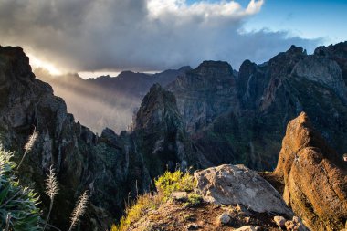 Portekiz 'in Madeira adasının en yüksek noktası olan Arieiro tepesi yakınlarındaki dağ ve kayaların manzarası