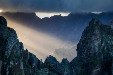 Portekiz 'in Madeira adasının en yüksek noktası olan Arieiro tepesi yakınlarındaki dağ ve kayaların manzarası