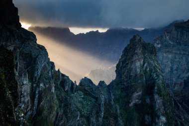Portekiz 'in Madeira adasının en yüksek noktası olan Arieiro tepesi yakınlarındaki dağ ve kayaların manzarası