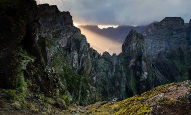 Portekiz 'in Madeira adasının en yüksek noktası olan Arieiro tepesi yakınlarındaki dağ ve kayaların manzarası