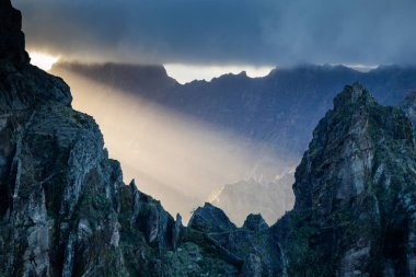 Portekiz 'in Madeira adasının en yüksek noktası olan Arieiro tepesi yakınlarındaki dağ ve kayaların manzarası