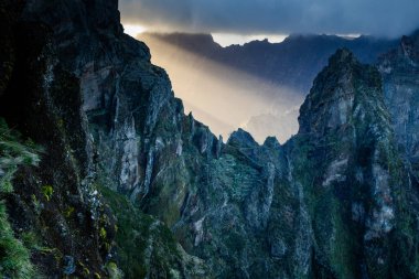 Portekiz 'in Madeira adasının en yüksek noktası olan Arieiro tepesi yakınlarındaki dağ ve kayaların manzarası