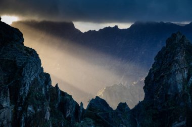 Portekiz 'in Madeira adasının en yüksek noktası olan Arieiro tepesi yakınlarındaki dağ ve kayaların manzarası