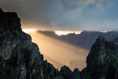 Portekiz 'in Madeira adasının en yüksek noktası olan Arieiro tepesi yakınlarındaki dağ ve kayaların manzarası