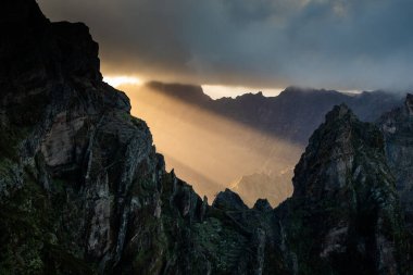 Portekiz 'in Madeira adasının en yüksek noktası olan Arieiro tepesi yakınlarındaki dağ ve kayaların manzarası