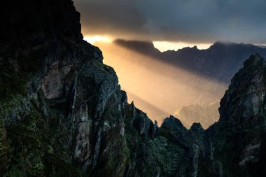 Portekiz 'in Madeira adasının en yüksek noktası olan Arieiro tepesi yakınlarındaki dağ ve kayaların manzarası