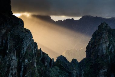 Portekiz 'in Madeira adasının en yüksek noktası olan Arieiro tepesi yakınlarındaki dağ ve kayaların manzarası