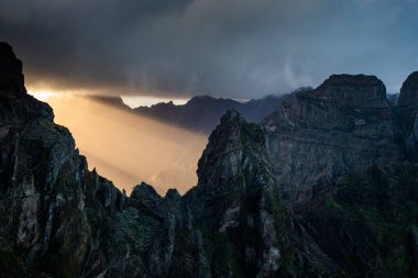 Portekiz 'in Madeira adasının en yüksek noktası olan Arieiro tepesi yakınlarındaki dağ ve kayaların manzarası