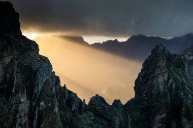 Portekiz 'in Madeira adasının en yüksek noktası olan Arieiro tepesi yakınlarındaki dağ ve kayaların manzarası