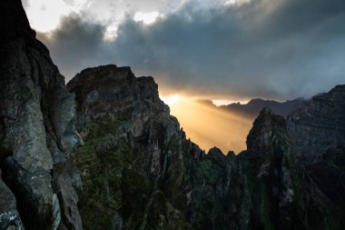 Portekiz 'in Madeira adasının en yüksek noktası olan Arieiro tepesi yakınlarındaki dağ ve kayaların manzarası