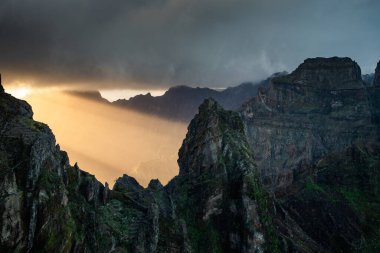 Portekiz 'in Madeira adasının en yüksek noktası olan Arieiro tepesi yakınlarındaki dağ ve kayaların manzarası