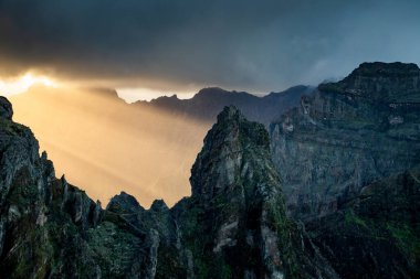 Portekiz 'in Madeira adasının en yüksek noktası olan Arieiro tepesi yakınlarındaki dağ ve kayaların manzarası
