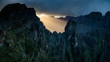 Portekiz 'in Madeira adasının en yüksek noktası olan Arieiro tepesi yakınlarındaki dağ ve kayaların manzarası