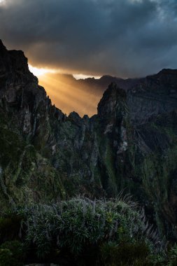 Portekiz 'in Madeira adasının en yüksek noktası olan Arieiro tepesi yakınlarındaki dağ ve kayaların manzarası