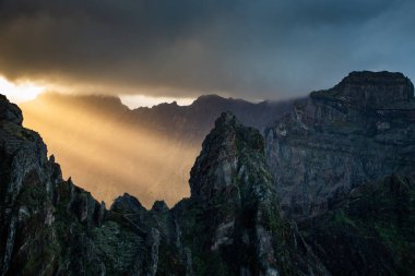 Portekiz 'in Madeira adasının en yüksek noktası olan Arieiro tepesi yakınlarındaki dağ ve kayaların manzarası