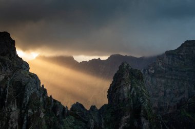 Portekiz 'in Madeira adasının en yüksek noktası olan Arieiro tepesi yakınlarındaki dağ ve kayaların manzarası