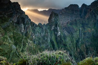 Portekiz 'in Madeira adasının en yüksek noktası olan Arieiro tepesi yakınlarındaki dağ ve kayaların manzarası