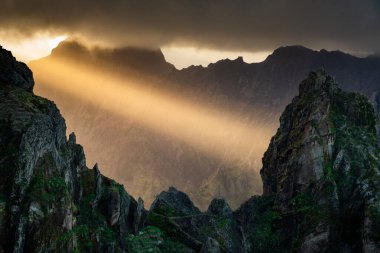 Portekiz 'in Madeira adasının en yüksek noktası olan Arieiro tepesi yakınlarındaki dağ ve kayaların manzarası