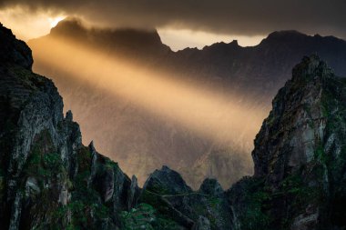 Portekiz 'in Madeira adasının en yüksek noktası olan Arieiro tepesi yakınlarındaki dağ ve kayaların manzarası