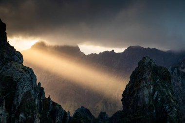 Portekiz 'in Madeira adasının en yüksek noktası olan Arieiro tepesi yakınlarındaki dağ ve kayaların manzarası