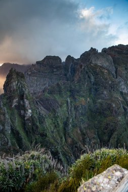 Portekiz 'in Madeira adasının en yüksek noktası olan Arieiro tepesi yakınlarındaki dağ ve kayaların manzarası