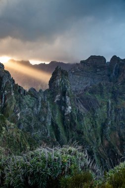 Portekiz 'in Madeira adasının en yüksek noktası olan Arieiro tepesi yakınlarındaki dağ ve kayaların manzarası