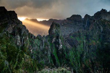 Portekiz 'in Madeira adasının en yüksek noktası olan Arieiro tepesi yakınlarındaki dağ ve kayaların manzarası