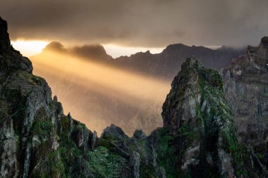 Portekiz 'in Madeira adasının en yüksek noktası olan Arieiro tepesi yakınlarındaki dağ ve kayaların manzarası