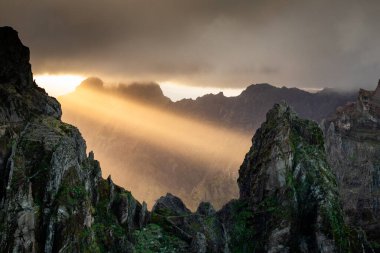 Portekiz 'in Madeira adasının en yüksek noktası olan Arieiro tepesi yakınlarındaki dağ ve kayaların manzarası
