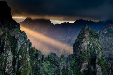 Portekiz 'in Madeira adasının en yüksek noktası olan Arieiro tepesi yakınlarındaki dağ ve kayaların manzarası