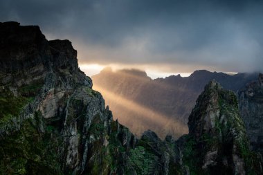 Portekiz 'in Madeira adasının en yüksek noktası olan Arieiro tepesi yakınlarındaki dağ ve kayaların manzarası