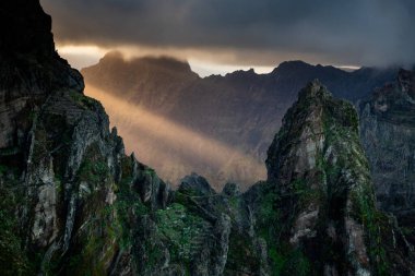 Portekiz 'in Madeira adasının en yüksek noktası olan Arieiro tepesi yakınlarındaki dağ ve kayaların manzarası