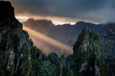 Portekiz 'in Madeira adasının en yüksek noktası olan Arieiro tepesi yakınlarındaki dağ ve kayaların manzarası